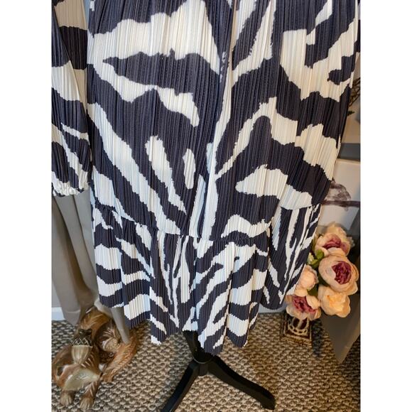 H&M Grey Dark V-Neck Zebra Animal Print A-Line Sleeves Elastic Wristband EUC - Picture 7 of 12